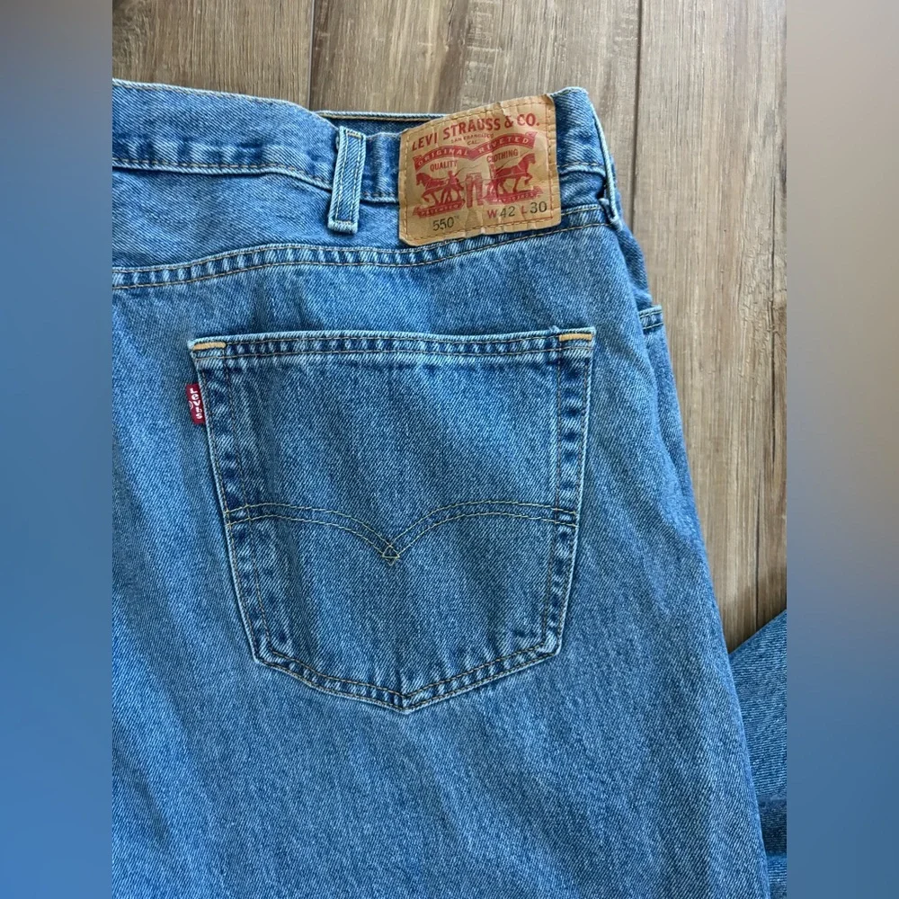 Levis men’s 550 blue jeans size W42 L30